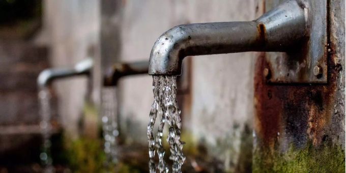 Aus mehreren Hähnen läuft Wasser in einen Brunnen. Aus mehreren Hähnen läuft Wasser in einen Brunnen.