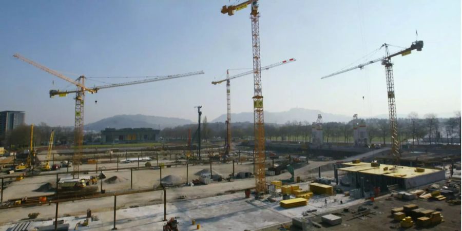 Mehrere Kräne ragen 2002 an der Baustelle des Wankdorfstadions in Bern in die Höhe.