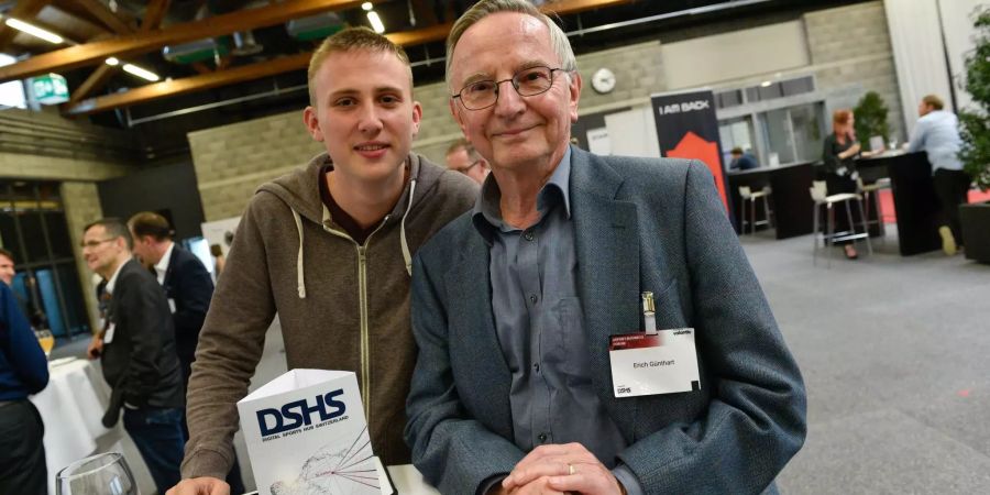 eSport vereint: Marco (17) und sein Großvater Erich Günthart (84) ließen sich weder Diskussionen noch Games entgehen, Foto: Grießenböck