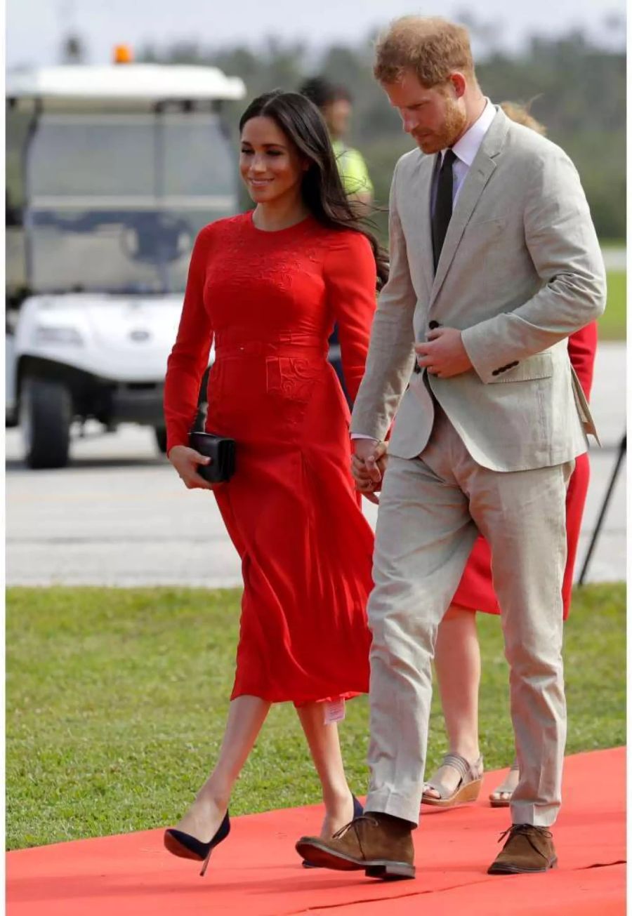 Da guckt doch was raus: Meghan Markle und Prinz Harry bei ihrer Ankunft in Fua'amotu, Tonga.