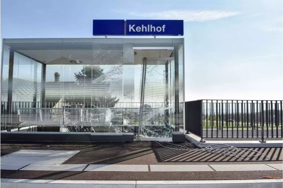 Wartehäuschen mit eingeschlagenen Scheiben - zvg Kantonspolizei Thurgau