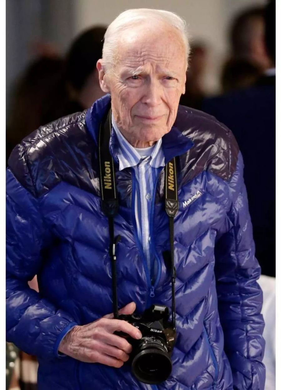 Bill Cunningham, US-amerikanischer Modefotograf, steht mit seinem Fotoapparat auf der New Yors Men's Fashion Week.