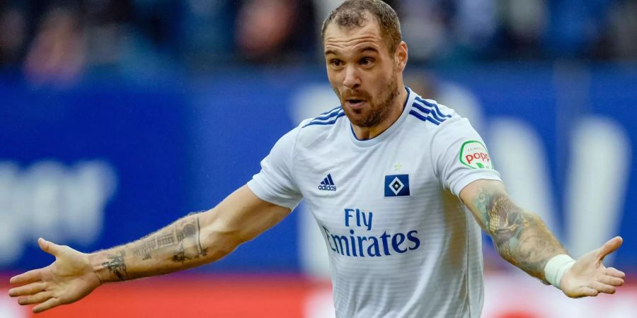 Pierre-Michel Lasogga feiert den Treffer zum 2:1.