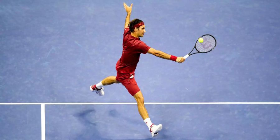 Roger Federer schlägt einen Volley an den US Open 2018.