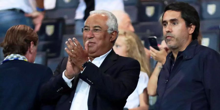 Portugals Premierminister Antonio Costa (Mitte) schaut sich das Spiel zwischen Juventus Turin und Parma Calcio an.