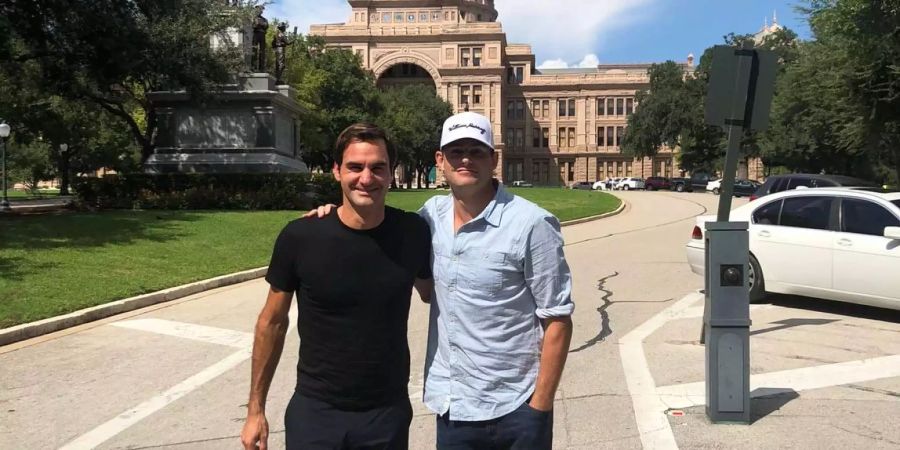 Roger Federer und Andy Roddick posieren in Austin (USA) für ein Foto.