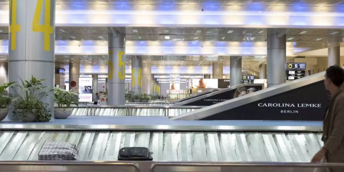 Koffer liegen auf einem Förderband des Ben Gurion-Flughafen in Tel Aviv. Tel aviv flughafen
