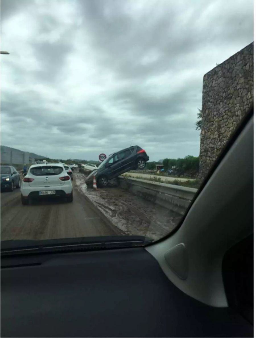 Ein weiteres Auto, dass vom Wasser weggeschwemmt wurde.