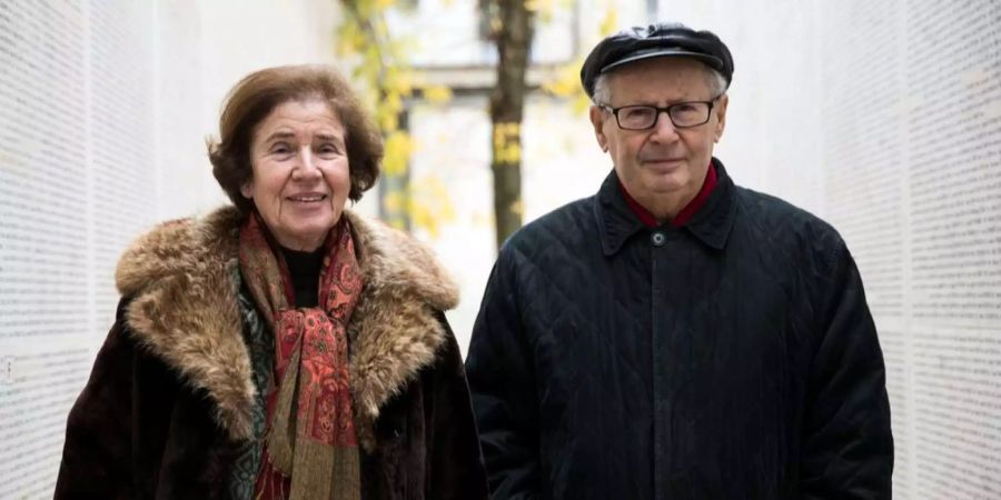 Journalistin Beate Klarsfeld (links) und Historiker Serge Klarsfeld (rechts) gehen an einem Denkmal an den Holocaust vorbei.