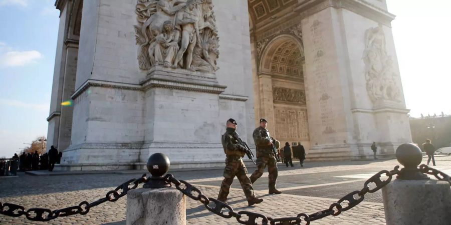 Soldaten patrouillieren am Arc de Triomphe.