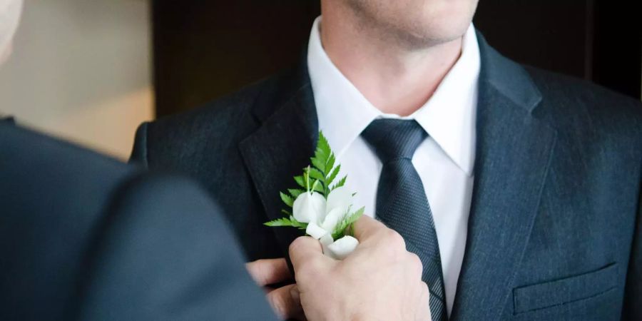 Ein Bräutigam macht sich ready für die Hochzeit