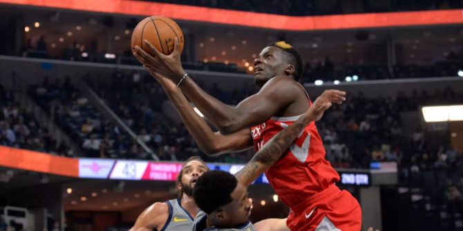 Clint Capela wirft gegen MarShon Brooks