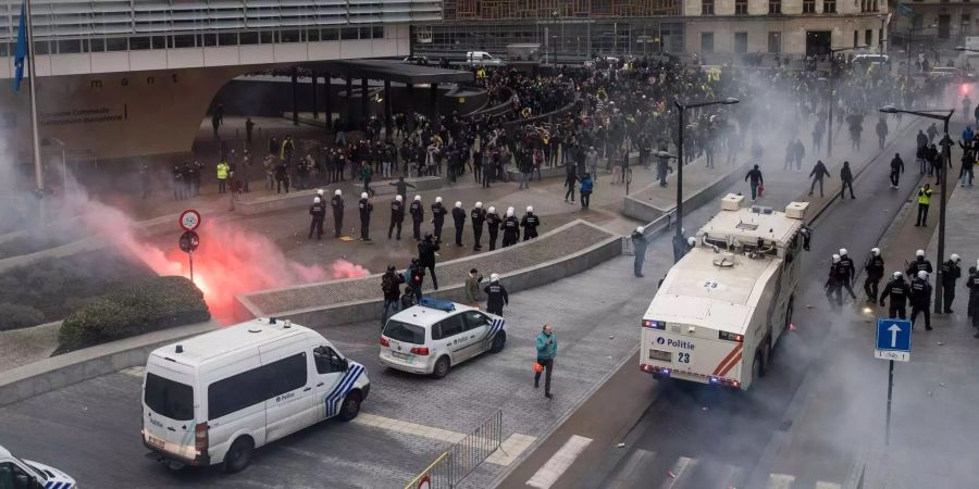 Demonstranten stossen in Brüssel vor dem EU-Hauptquartier mit Polizisten zusammen.