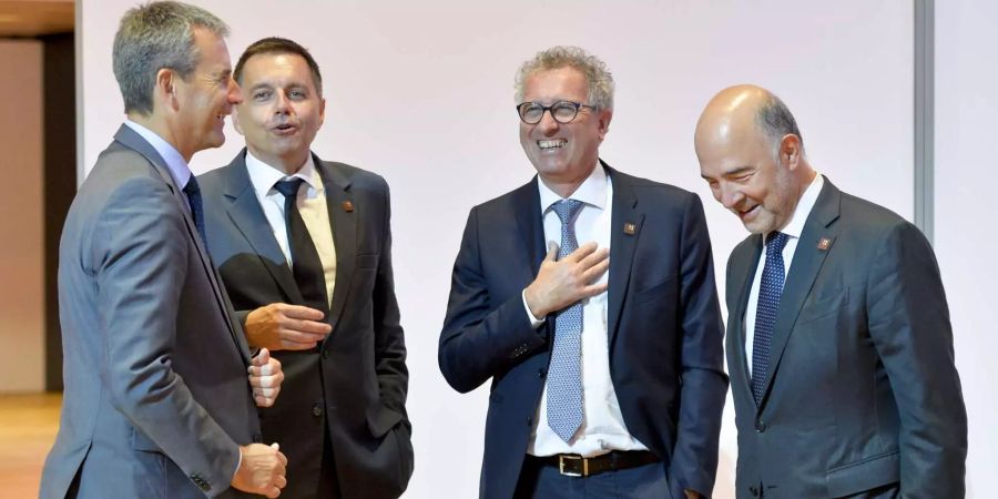 Die Finanzminister (l-r) Hartwig Löger (Österreich), Petteri Orpo (Finland), Pierre Gramegna (Luxemburg) und EU-Kommissar Pierre Moscovici unterhalten sich im Rahmen eines Treffens der Euro-Finanzminister.