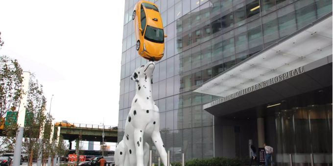 New York: Das Werk «Spot» des Künstlers Donald Lipski steht vor einem Kinderkrankenhaus in Manhattan. Die Skulptur zeigt einen fast zwölf Meter hohen Dalmatiner, der ein Taxi auf der Nase balanciert. New York: Das Werk «Spot» des Künstlers Donald Lipski steht vor einem Kinderkrankenhaus in Manhattan. Die Skulptur zeigt einen fast zwölf Meter hohen Dalmatiner, der ein Taxi auf der Nase balanciert.