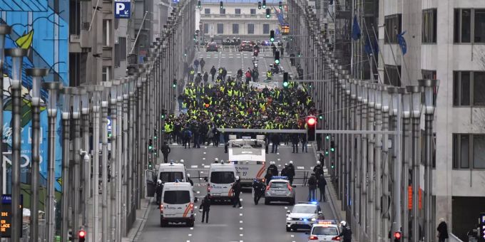 Polizisten blockieren eine Strasse im Europa-Viertel bei einer Demonstration der «Gilets Jaunes». Polizisten blockieren eine Strasse im Europa-Viertel bei einer Demonstration der «Gilets Jaunes».