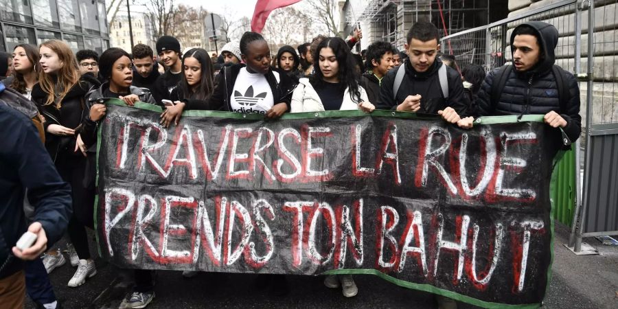 Schüler demonstrieren gegen das Vorgehen der Polizei bei Massenfestnahmen von Schülern in der Nähe von Paris.