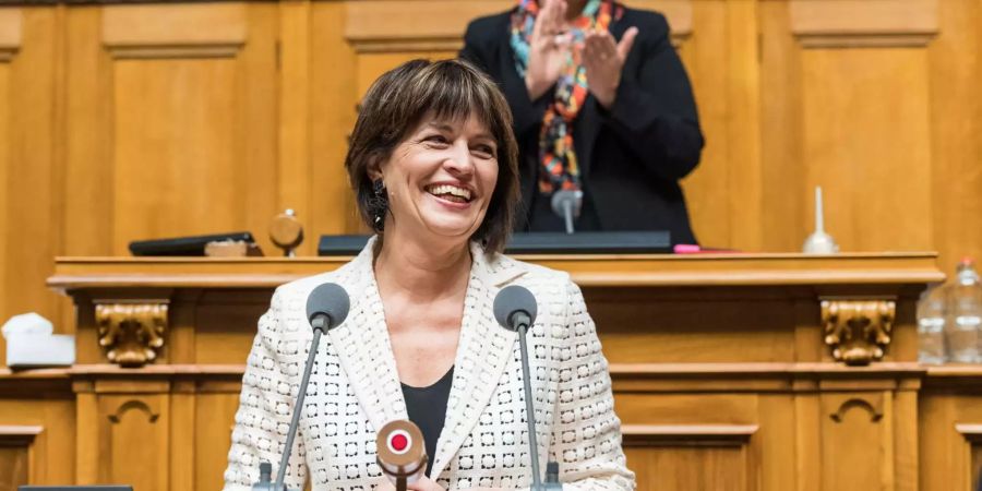 Die abtretenden Bundesrätin Doris Leuthard lächelt bei der Ersatzwahl in den Bundesrat durch die Vereinigte Bundesversammlung in Bern.