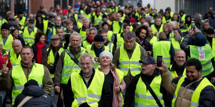 Mehrere hundert Demonstranten in gelben Warnwesten nach dem Vorbild der französischen «Gilets Jaunes» (Gelbwesten) nehmen an einer friedlichen Demonstration in Amsterdam teil.