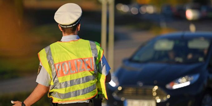 Die deutsche Polizei bei einer Fahrzeugkontrolle. (Symbolbild) Polizei Deutschland