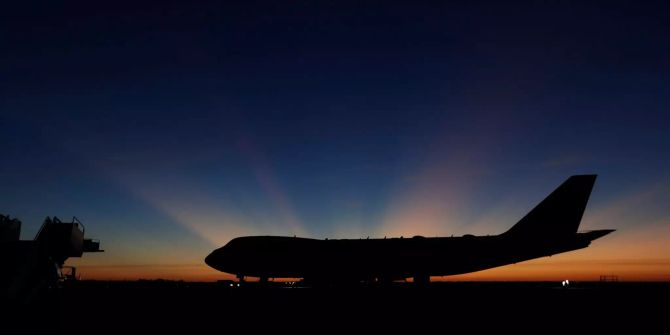 Die Sonne geht hinter der Special Air Mission 41 auf, dem Flugzeug, das den Sarg des ehemaligen Präsidenten George H. W. Bush nach Washington bringen wird.