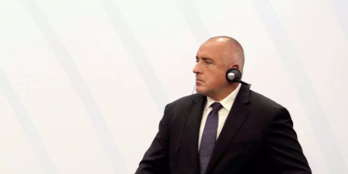 Li Keqiang (l), Ministerpräsident von China und Boiko Borissow, Ministerpräsident von Bulgarien, sprechen bei einer Pressekonferenz in Rahmen eines Treffens mit seinen Amtskollegen aus Mitteleuropa und dem Balkan. Li Keqiang (l), Ministerpräsident von China und Boiko Borissow, Ministerpräsident von Bulgarien, sprechen bei einer Pressekonferenz in Rahmen eines Treffens mit seinen Amtskollegen aus Mitteleuropa und dem Balkan.