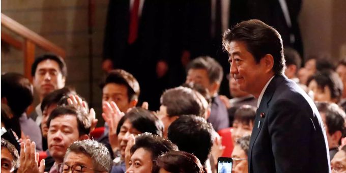 Japans Premierminister und Präsident der liberalen Partei Shinzo Abe nach seiner Wiederwahl als Parteivorsitzender in Tokyo. Japans Premierminister und Präsident der liberalen Partei Shinzo Abe nach seiner Wiederwahl als Parteivorsitzender in Tokyo.