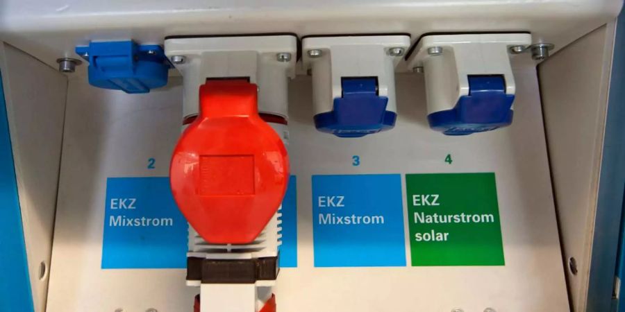 Ein Blick in das innere einer E-Tankstelle von den EKZ in Dietikon: Verbraucher haben vier Steckdosen zur Auswahl – drei mit Mixstrom und einen mit Naturstrom solar.
