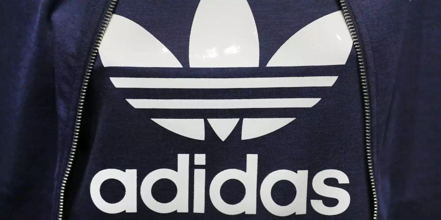 Das Logo des Sportartikelherstellers Adidas ist während der Bilanz-Pressekonferenz des Unternehmens auf einem Kleidungsstück zu sehen.