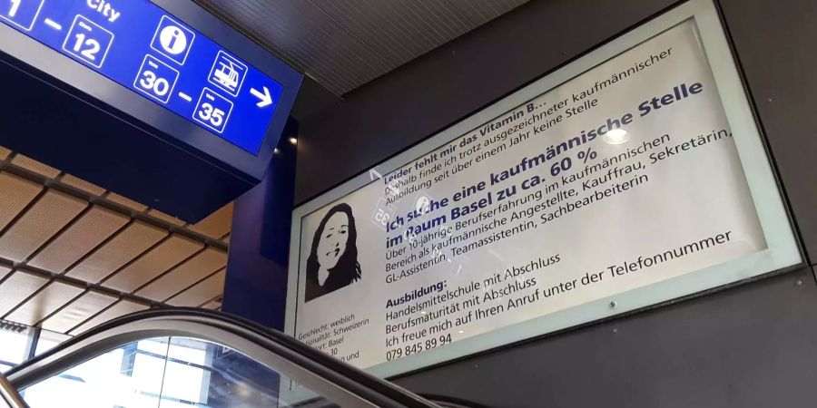 Das Stelleninserat beim Abstieg auf das Gleis Nummer 14 beim Bahnhof SBB in Basel.