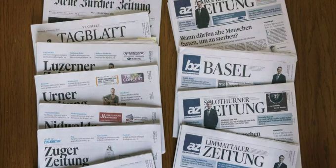 Zeitungen der AZ Medien und der NZZ-Mediengruppe liegen auf einem Tisch. ch media