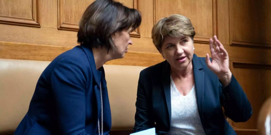 Viola Amherd, CVP-VS, rechts, spricht mit Bundesrätin Doris Leuthard, links, an der Herbstsession der Eidgenössischen Räte, am Donnerstag, 27. September 2018 im Nationalrat in Bern.