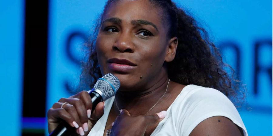 Tennisstar Serena Williams spricht auf der Pressekonferenz von shop.org