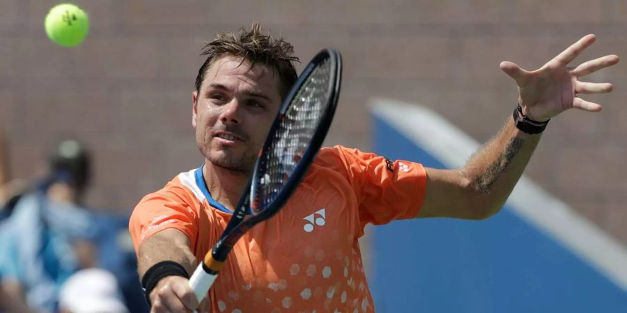 Stanislas Wawrinka schlägt im Duell mit Ugo Humbert einen Ball zurück.