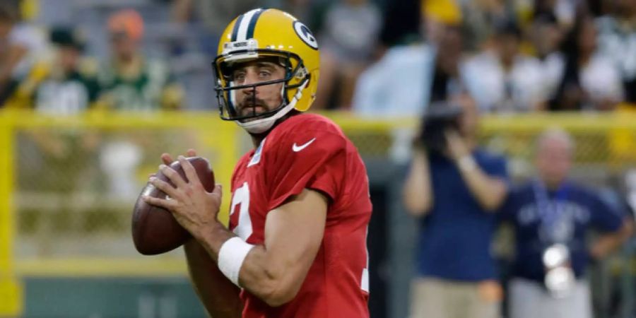 Quarterback Aaron Rodgers spielt während eines Benefizspiels.