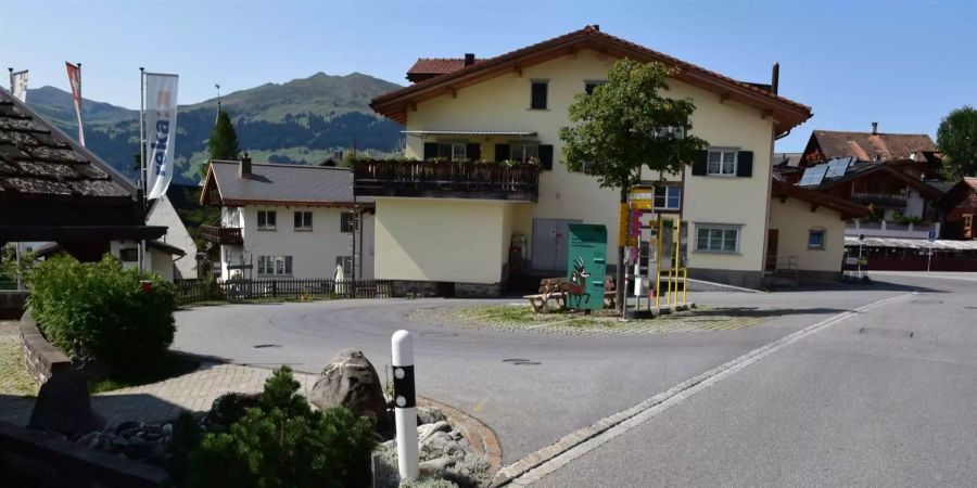 Die Haltestelle Volg in Pany GR bei der eine Rentnerin vor zwei Wochen stürzte.