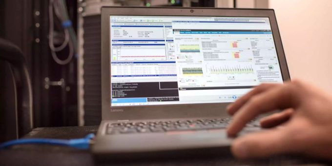 Ein Überwachungssoftware wird auf einem Laptop aufgenommen. Gerade in der Informationstechnik sind die Jobchancen in Deutschland besonders hoch. Ein Überwachungssoftware wird auf einem Laptop aufgenommen. Gerade in der Informationstechnik sind die Jobchancen in Deutschland besonders hoch.
