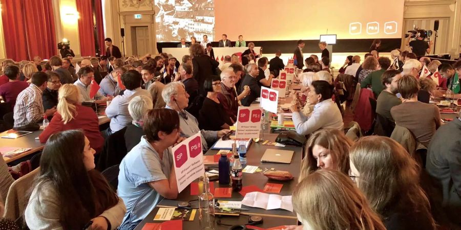 Die Genossinnen und Genossen der SP treffen sich im Stadttheater von Olten zur ausserordentlichen Delegiertenversammlung.