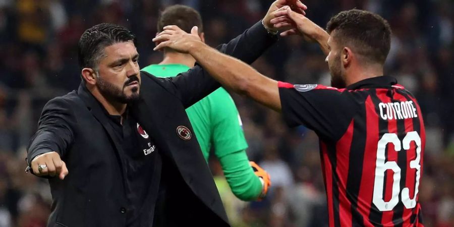 Milans Patrick Cutrone und Coach Gennaro Gattuso umarmen sich nach dem Spiel.