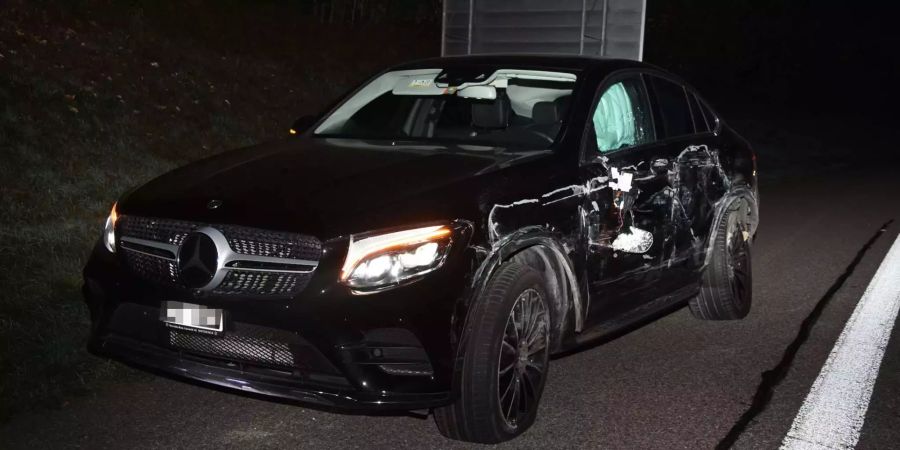 Ein verunfalltes Auto mit sichtbaren Schäden an der Seite.