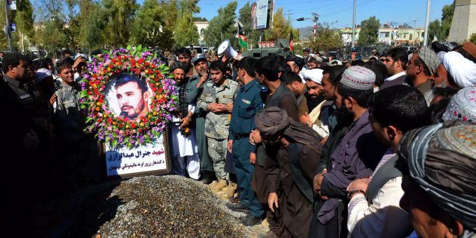 Zivilisten und Militärangehörige stehen neben dem Grab von General Abdul Rasik, Polizeichef von Kandahar. Zivilisten und Militärangehörige stehen neben dem Grab von General Abdul Rasik, Polizeichef von Kandahar.