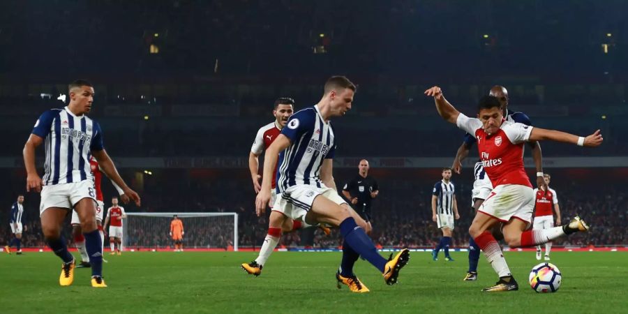 Alexis Sanchez von Arsenal bei einer Rabona-Flanke.