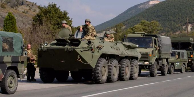 Ein Konvoi der Kfor-Mission der Nato im Kosovo. Ein Konvoi der Kfor-Mission der Nato im Kosovo.