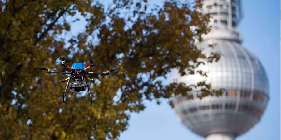 Eine Polizei-Drohne fliegt über den Tatort eines Überfalls auf einen Geldtransporter in Berlin Mitte.