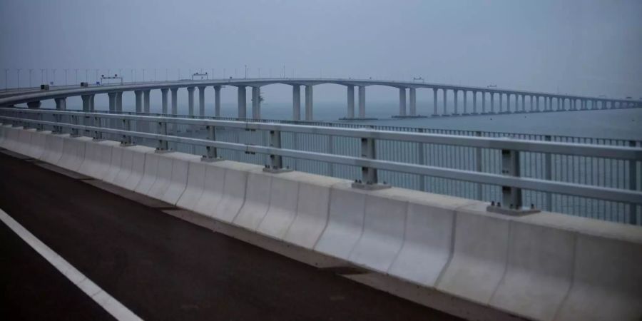 Blick auf die Hongkong-Zhuhai-Macau-Brücke, die längste Seebrücke der Welt, während einer Pressetour in Hongkong.