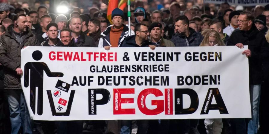 Hunderte Teilnehmer einer Demonstration unter dem Motto «Patriotische Europäer gegen die Islamisierung des Abendlandes» (PEGIDA) demonstrieren.