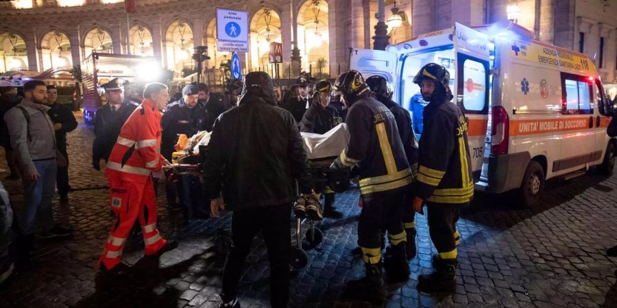 Nach dem folgenschweren Rolltreppen-Unglück in einer römischen U-Bahn-Station sind allein 15 verletzte Russen zur Behandlung ins Krankenhaus gebracht worden.