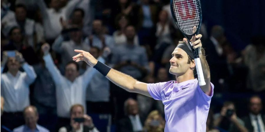 Roger Federer jubelt nach dem Gewinn der Swiss Indoors 2017 auf dem Platz.