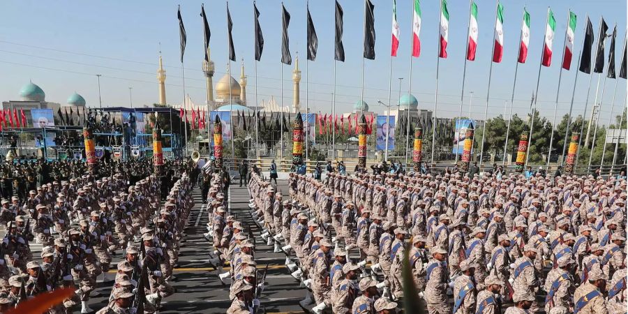 Militärparade, die während des 38. Jahrestages der Invasion des Irak 1980 in den Iran marschieren, ausserhalb von Teheran.