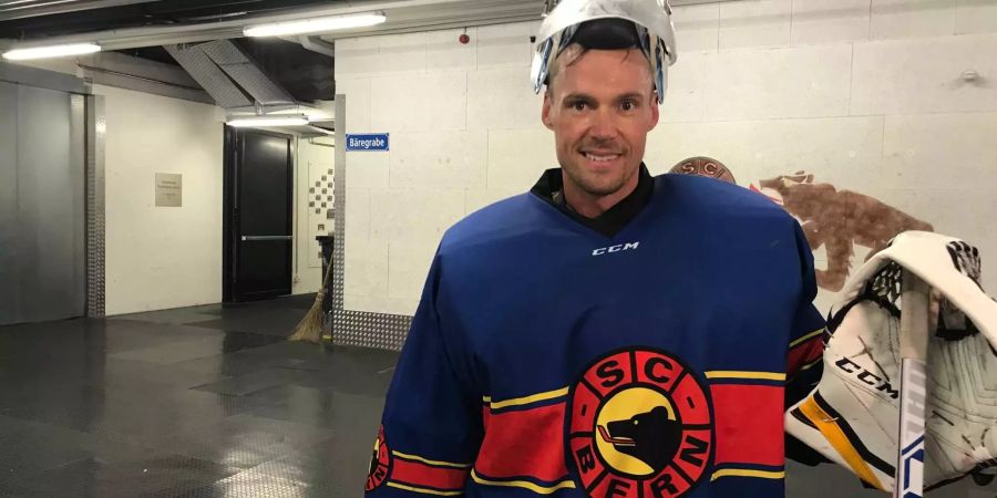 Im Trikot des SC Bern und einem Lächeln im Gesicht: So präsentiert sich Rinne in der Bundesstadt.